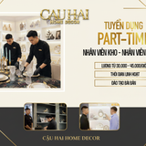 Hai nhân viên nam Cậu Hai Home Decor đang sắp xếp bàn ăn trong showroom sang trọng.
