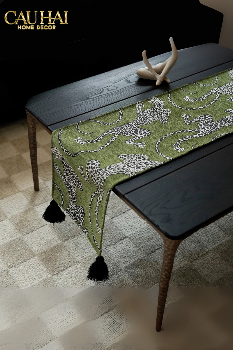 KHĂN TRẢI BÀN JARGUAR ÉMERAUDE SAUVAGE TABLE RUNNER 30X240-CẬU HAI HOME DECOR