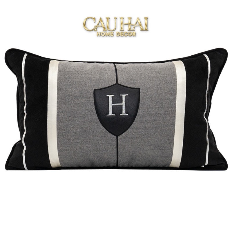 GỐI NHUNG NOIR HERITAGE H CREST 30X50