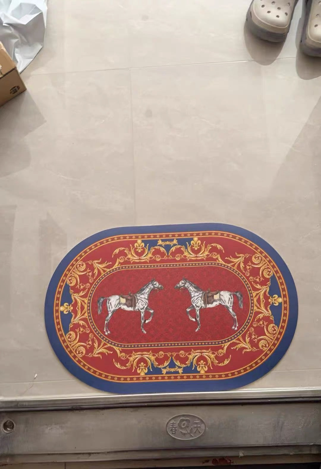 Thảm Cửa Micro-Nappa 50x80 Đôi Ngựa Hoàng Gia Chevaux Royaux Noblesse – Da Thấm Hút