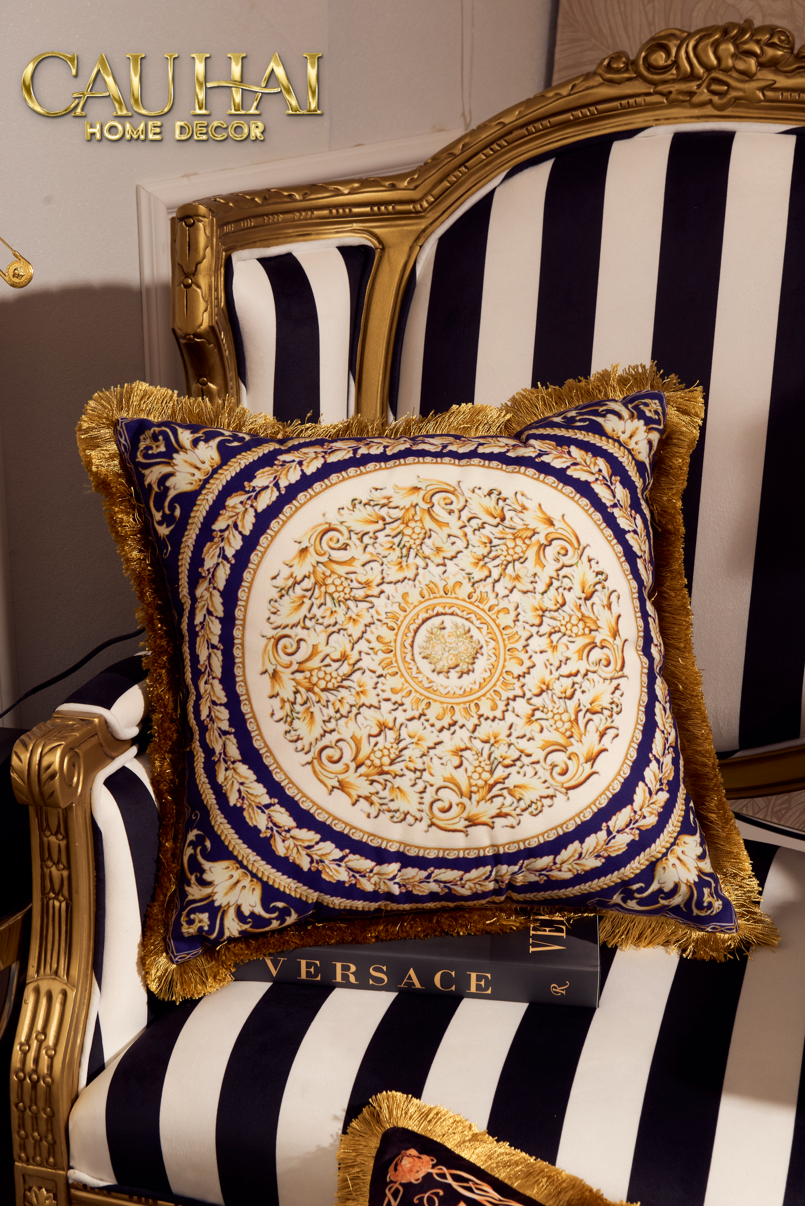 Maison Couture -  Vỏ Gối Nhung Chenille V Class   Barocco Medusa   Haze - Regal Noir Gold 50x50