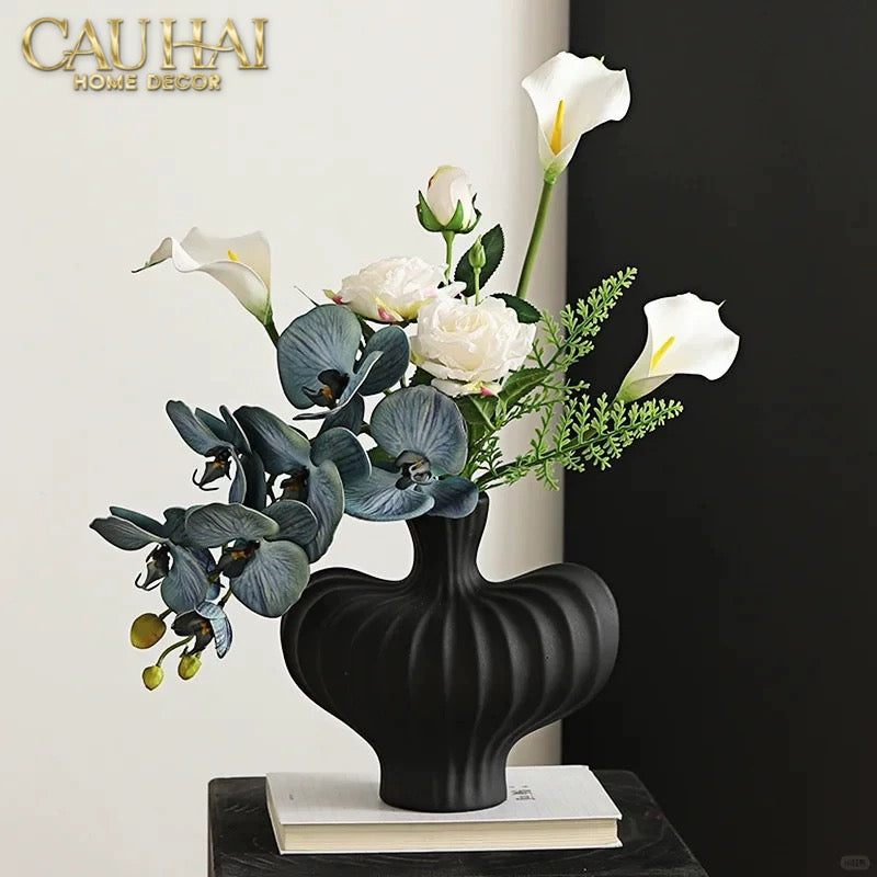 binh-hoa-gom-den-petit-noir-plisse-vase-19x19_5-binh-hoa-cau-hai-home-decor-2 - CẬU HAI HOME DECOR