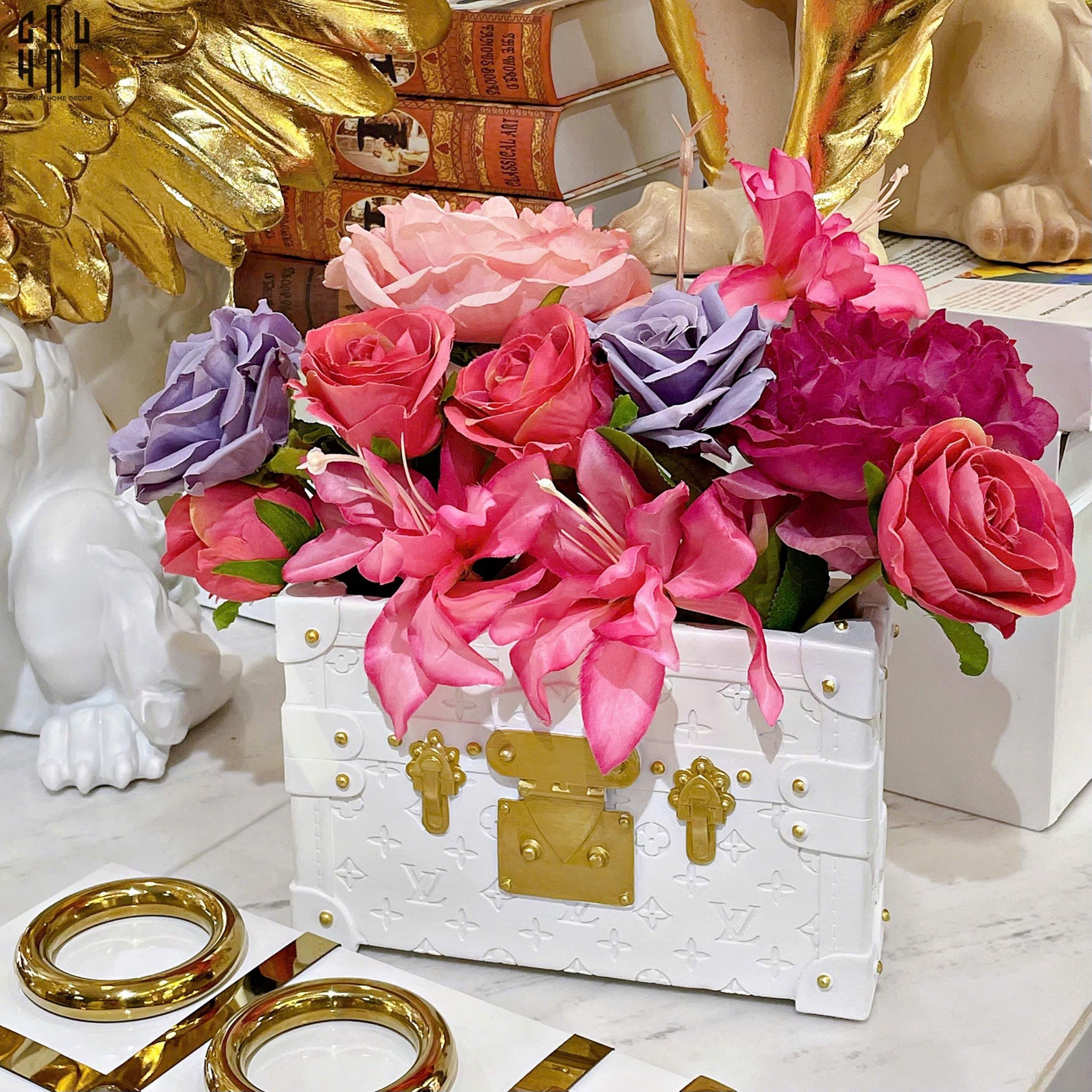 GIỎ HOA TRANG TRÍ COMPOSITE EVELOPE CLUTCH - VALI WHITE LOUIS-CẬU HAI HOME DECOR