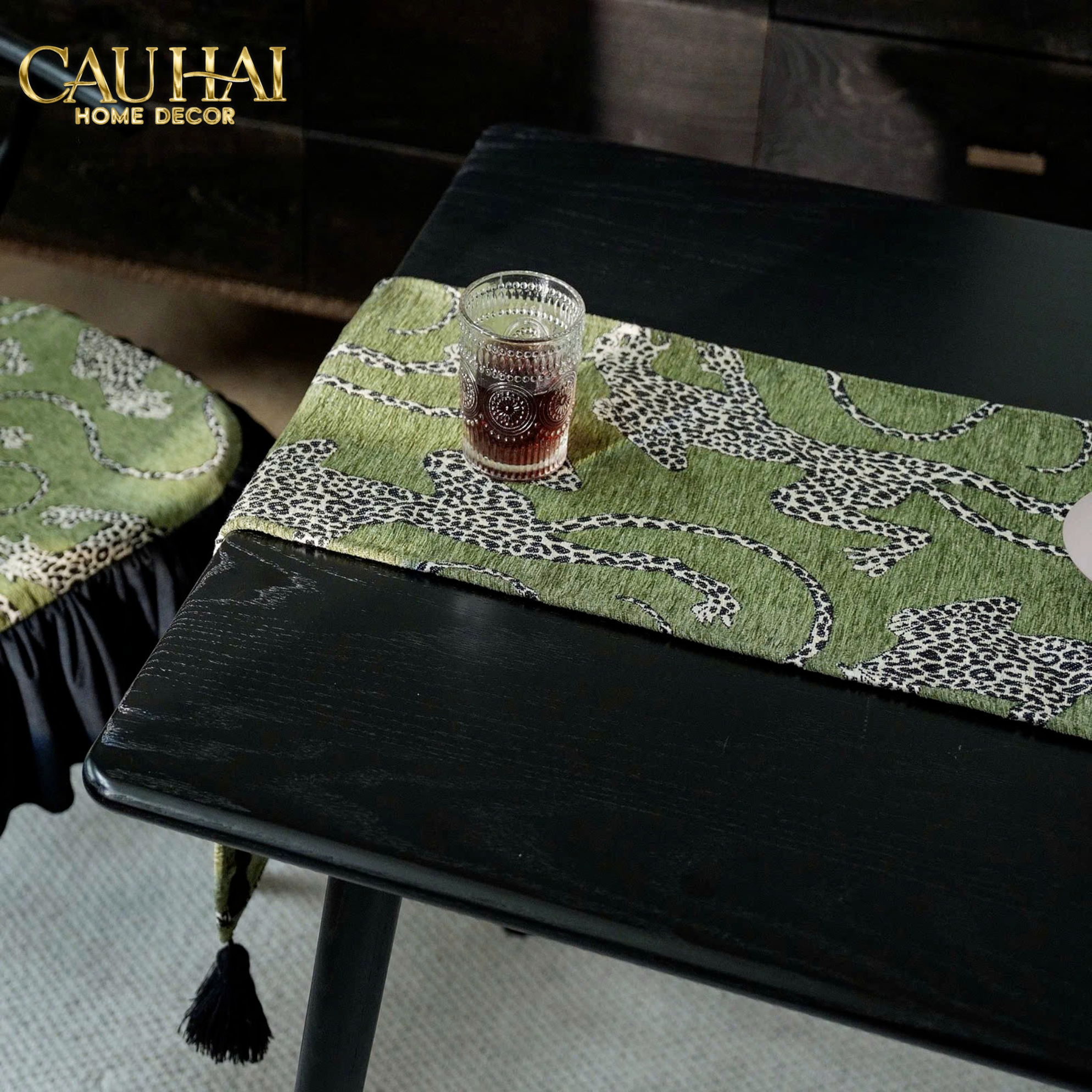 KHĂN TRẢI BÀN JARGUAR ÉMERAUDE SAUVAGE TABLE RUNNER 30X240-CẬU HAI HOME DECOR