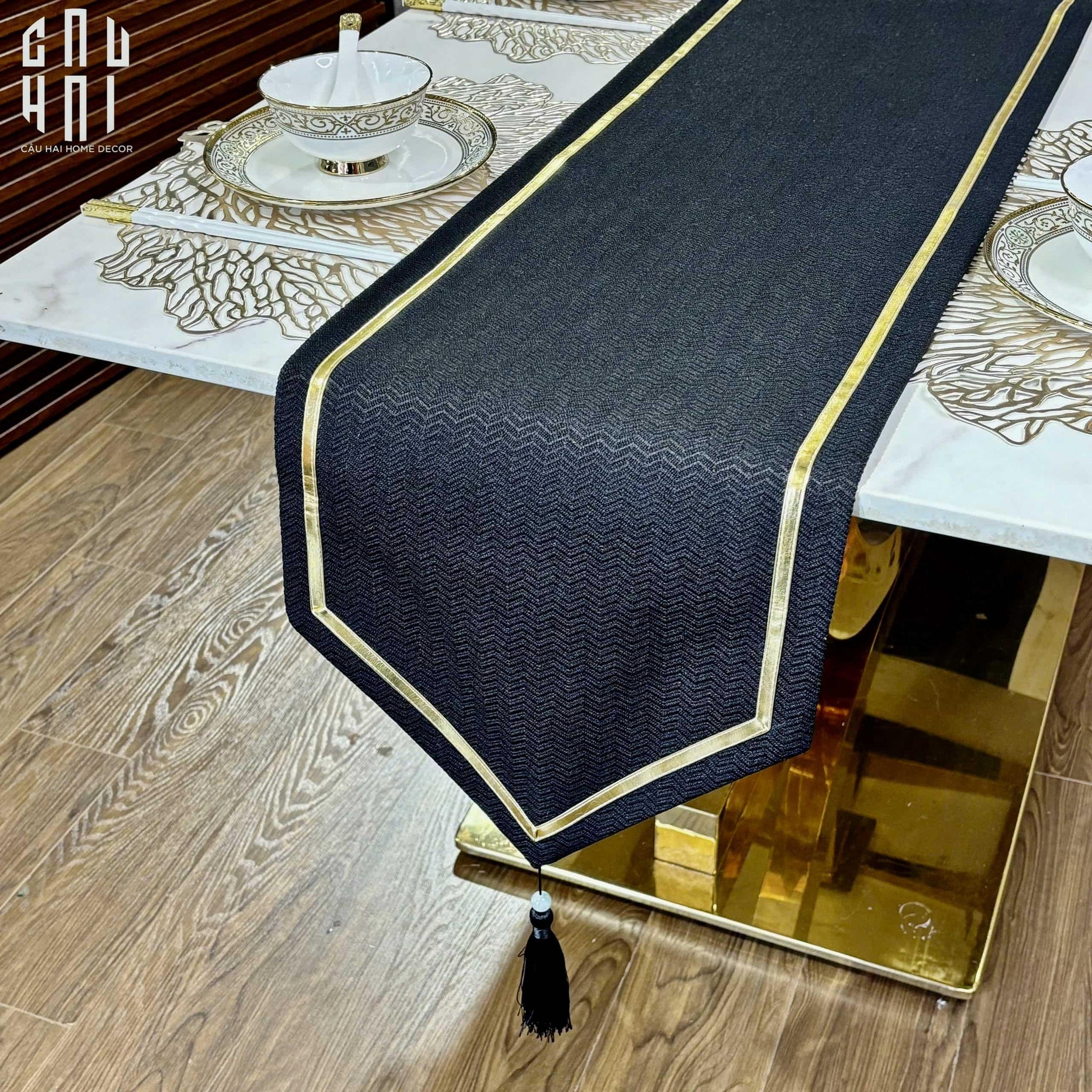 KHĂN TRẢI BÀN THERESA BLACK 3M-CẬU HAI HOME DECOR