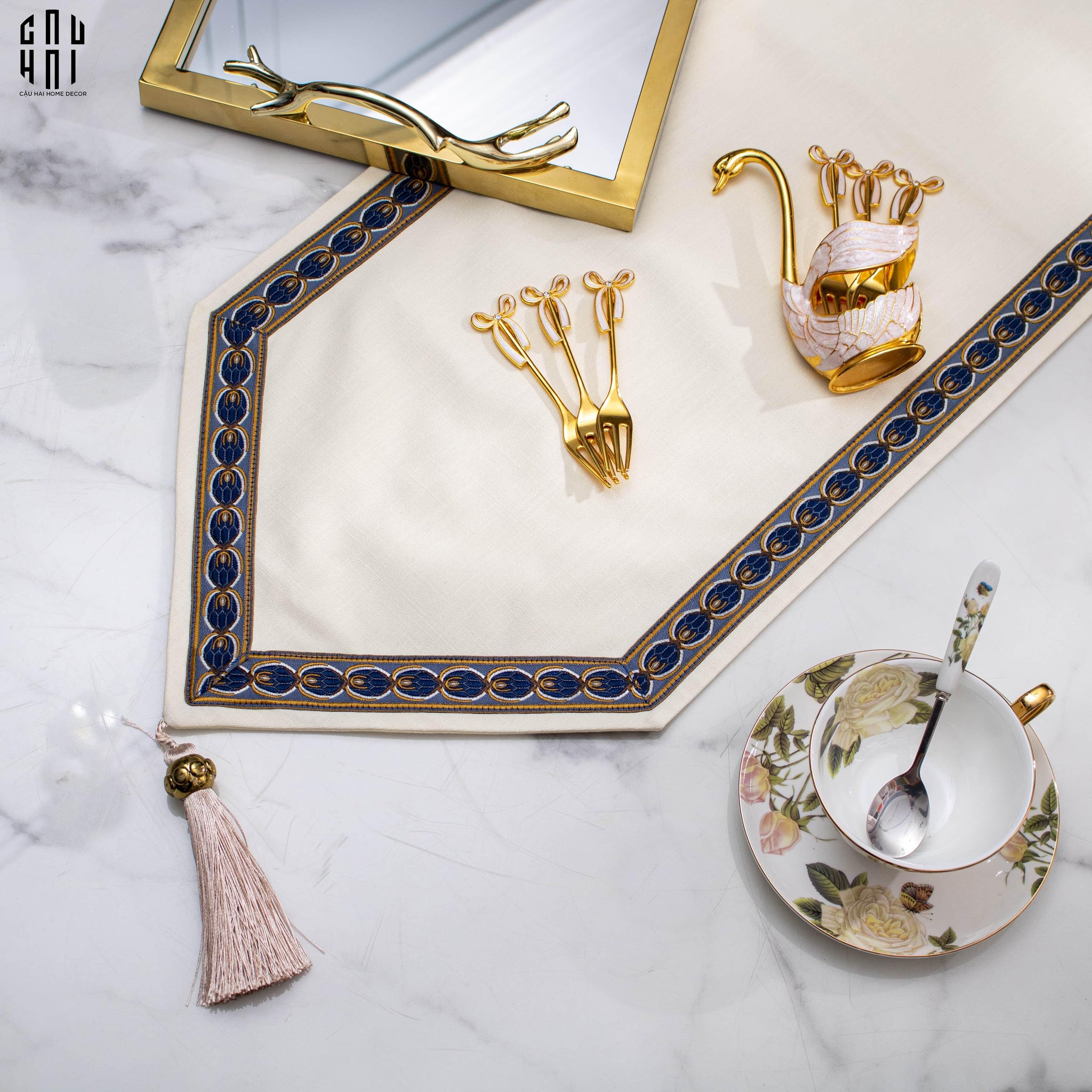 KHĂN TRẢI BÀN WHITE HEART 4M-CẬU HAI HOME DECOR