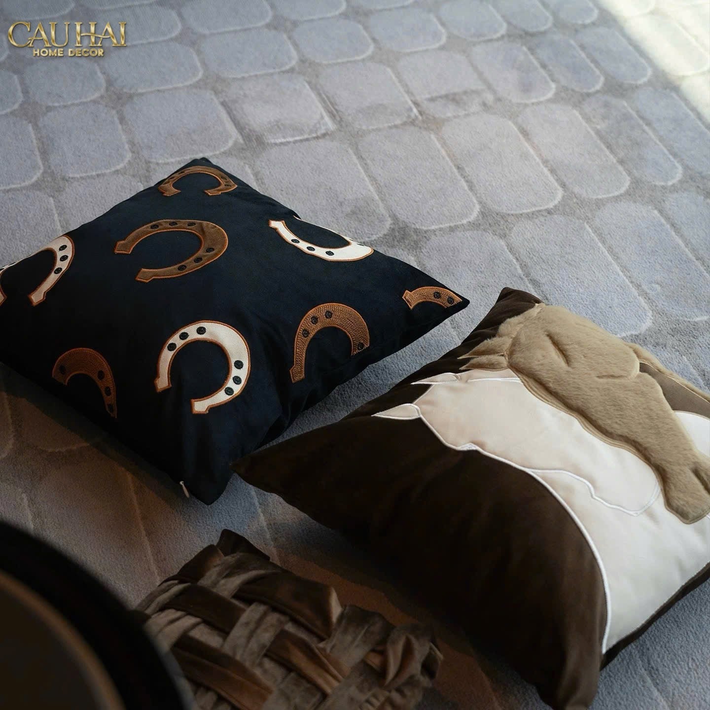 LES CUSSINS D’ÉLÉGANCE - VỎ GỐI NHUNG FORTUNE GALLOP-CẬU HAI HOME DECOR