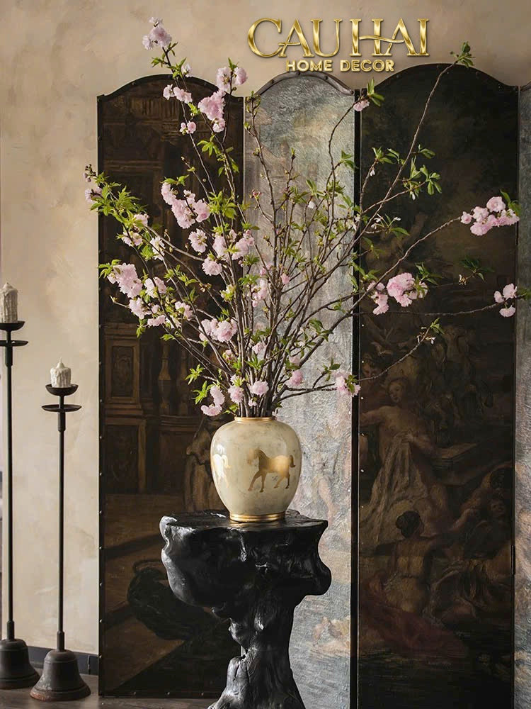 Maison Couture - Bình Gốm Ngựa Dát Vàng Cheval Noble Ivoire
Artisan Feuille D’Or Ceramic Vase H29 - CẬU HAI HOME DECOR