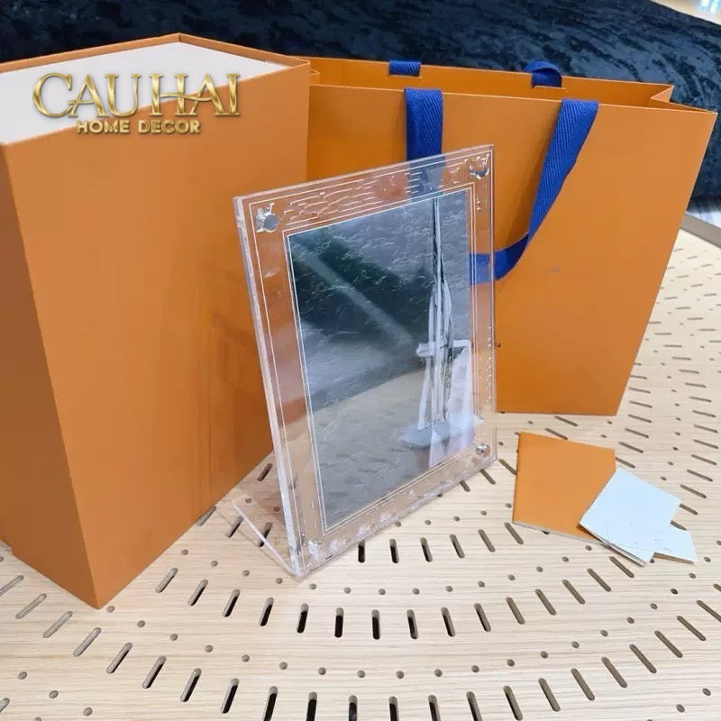 Maison Couture - Khung Ảnh Louis V Signature Iconique — Éclat Cristalleries Frame 6"x 8" - CẬU HAI HOME DECOR