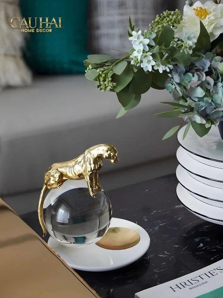 Maison Couture - Tượng Quả Cầu Pha Lê - Tượng Báo Bằng Đồng - Regal Brasson Panther Globe 15x30-CẬU HAI HOME DECOR