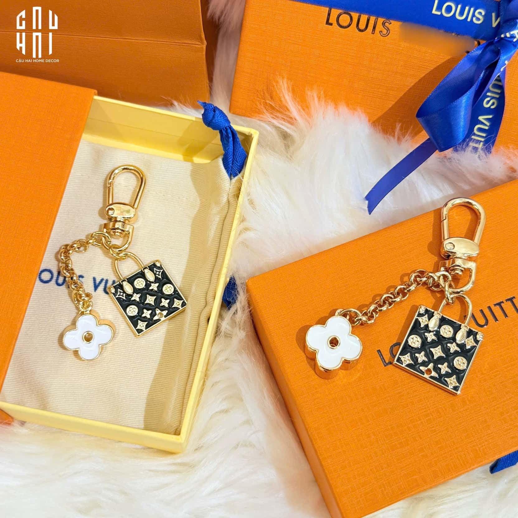 MÓC KHOÁ - CHARM CAO CẤP LOUIS V. HANDBAG - ĐEN-CẬU HAI HOME DECOR