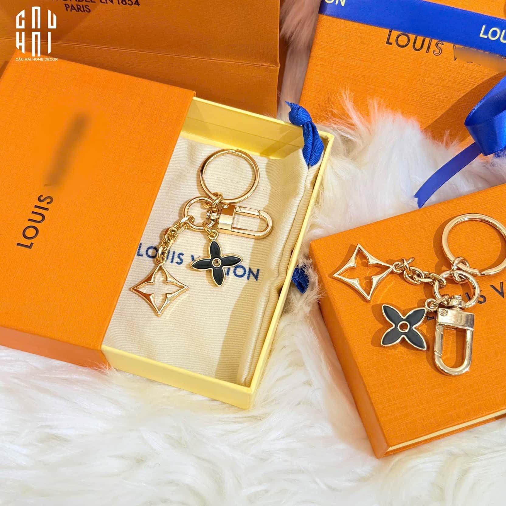 MÓC KHOÁ - CHARM CAO CẤP LOUIS V. MONOGRAM-CẬU HAI HOME DECOR
