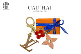 MÓC KHOÁ - CHARM TÚI LOUIS RED FLEUR TRIPLE ICONIC-CẬU HAI HOME DECOR