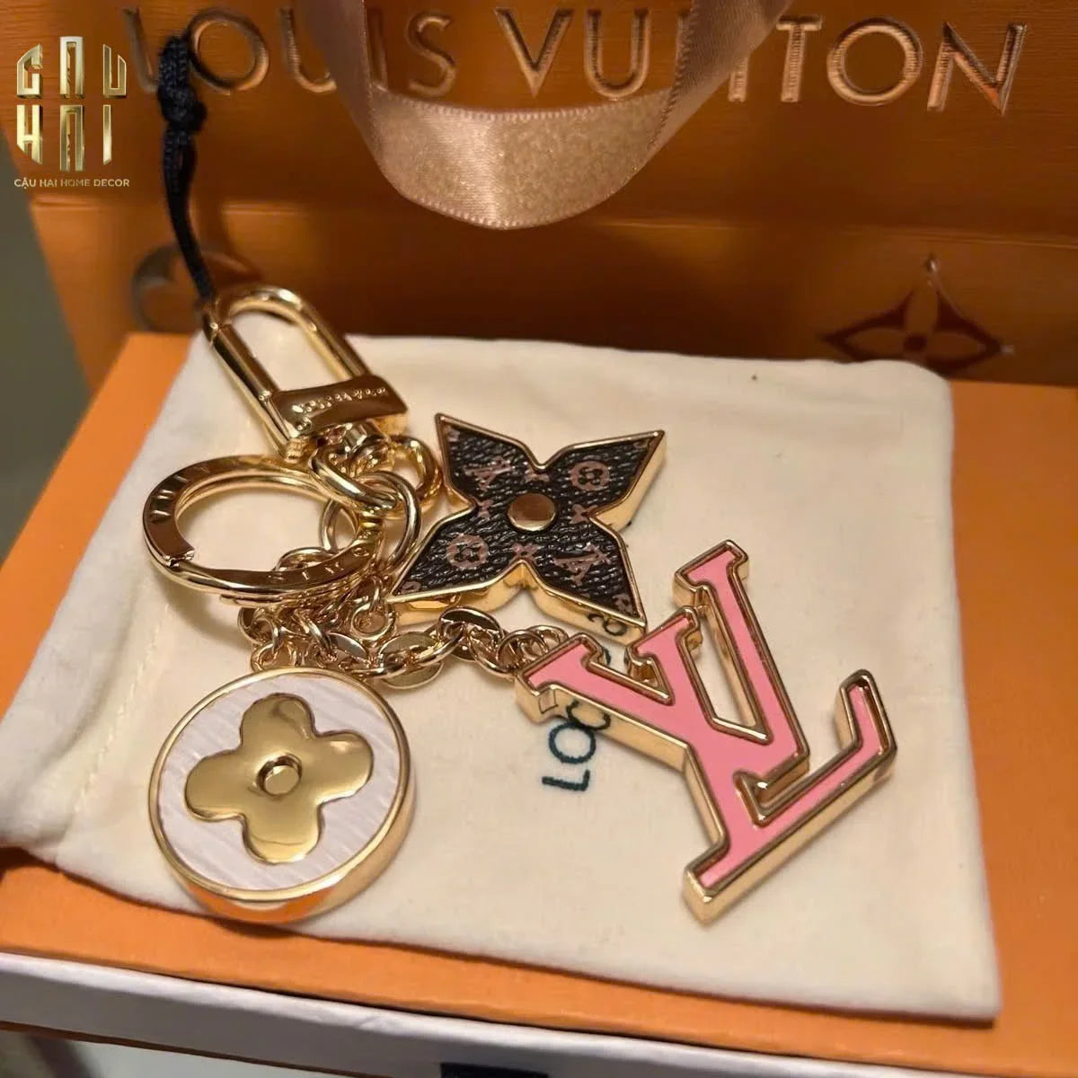 MÓC KHOÁ - CHARM TÚI LOUIS V. FLEUR DE MONOGRAM - LIGHT PINK-CẬU HAI HOME DECOR