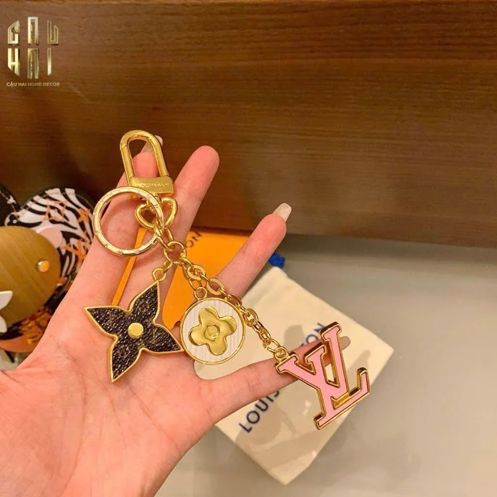 MÓC KHOÁ - CHARM TÚI LOUIS V. FLEUR DE MONOGRAM - LIGHT PINK-CẬU HAI HOME DECOR