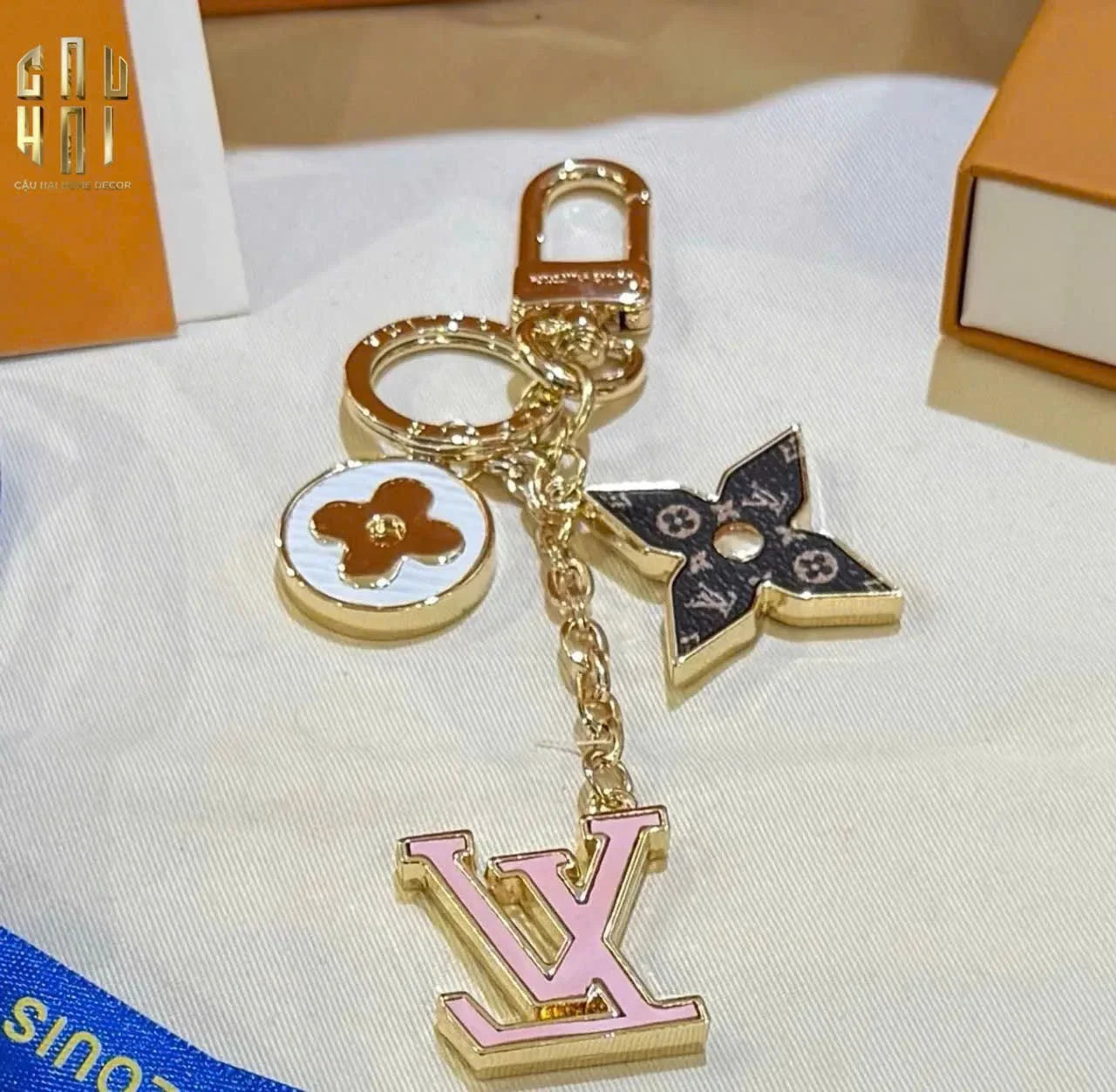 MÓC KHOÁ - CHARM TÚI LOUIS V. FLEUR DE MONOGRAM - LIGHT PINK-CẬU HAI HOME DECOR