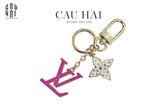 MÓC KHOÁ - CHARM TÚI LOUIS V. FLEUR DE MONOGRAM PINK POP-CẬU HAI HOME DECOR