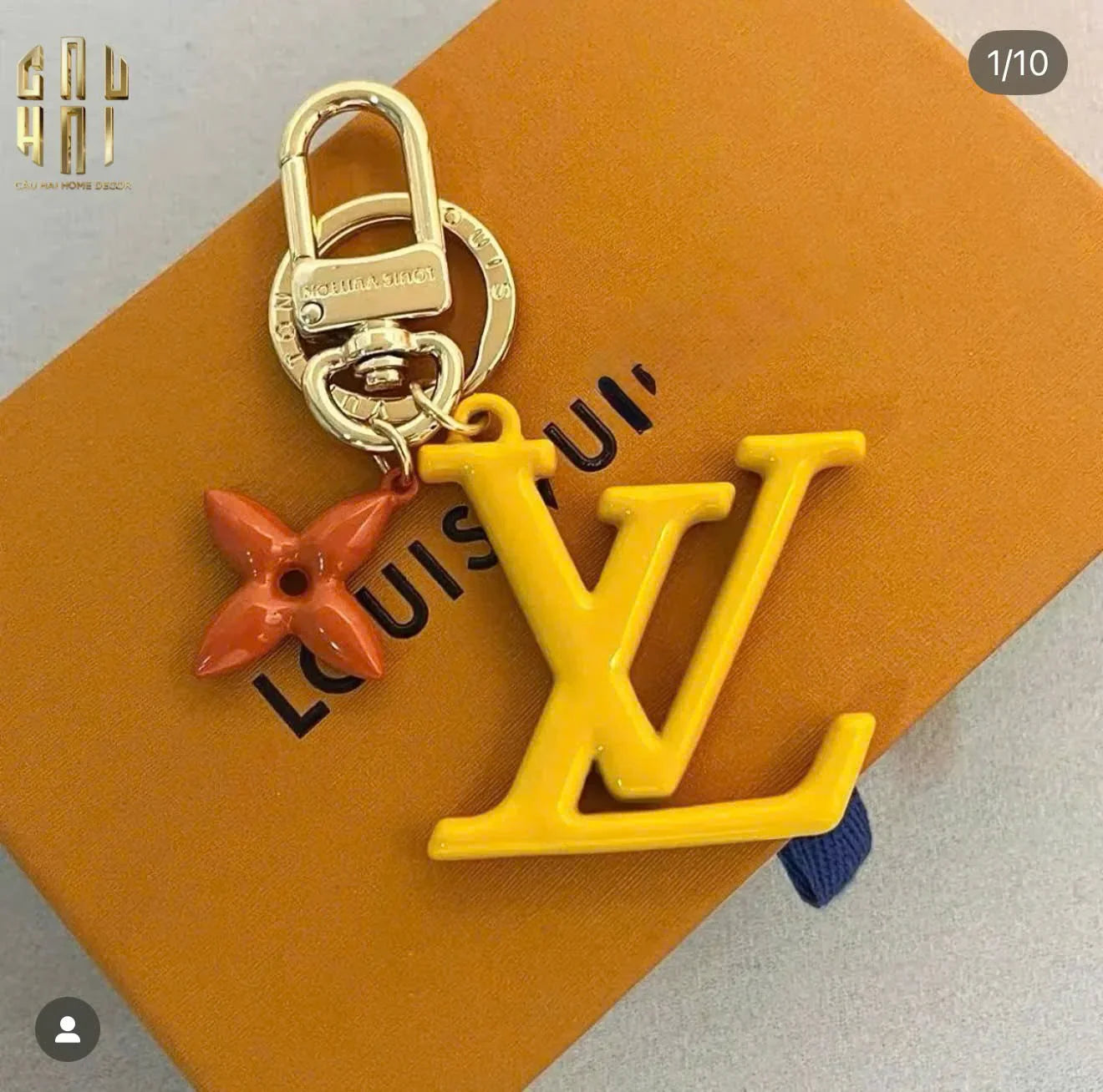 MÓC KHOÁ - CHARM TÚI LOUIS V. SIGNATURE DE MONOGRAM - NEON YELLOW-CẬU HAI HOME DECOR