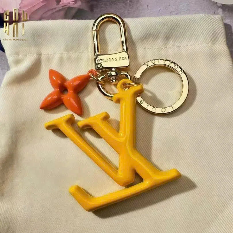 MÓC KHOÁ - CHARM TÚI LOUIS V. SIGNATURE DE MONOGRAM - NEON YELLOW-CẬU HAI HOME DECOR