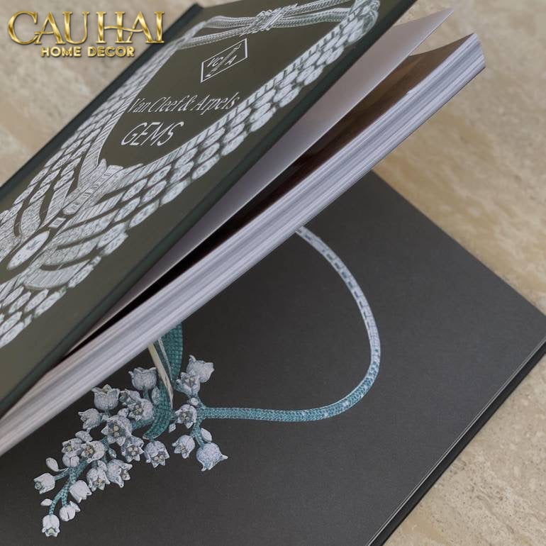 Sách Fashion Runway Van Cleef & Arpels Gems. 24.5x29.5x3.5-SÁCH TRANG TRÍ-CẬU HAI HOME DECOR