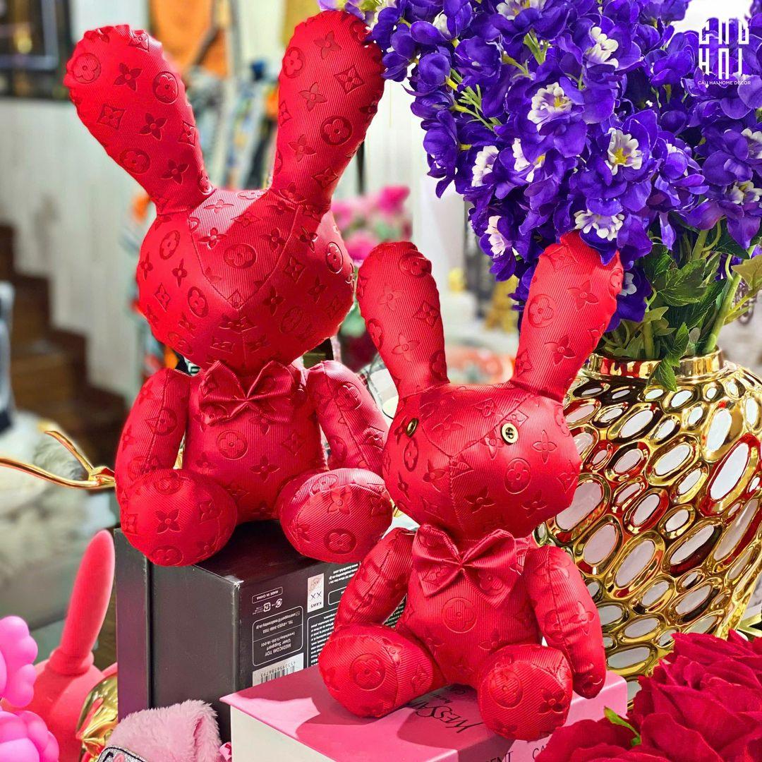 SET 2 CHÚ THỎ DA RED LOUIS LUCKY BUNNY WITH DIAMOND - S28 S38-CẬU HAI HOME DECOR