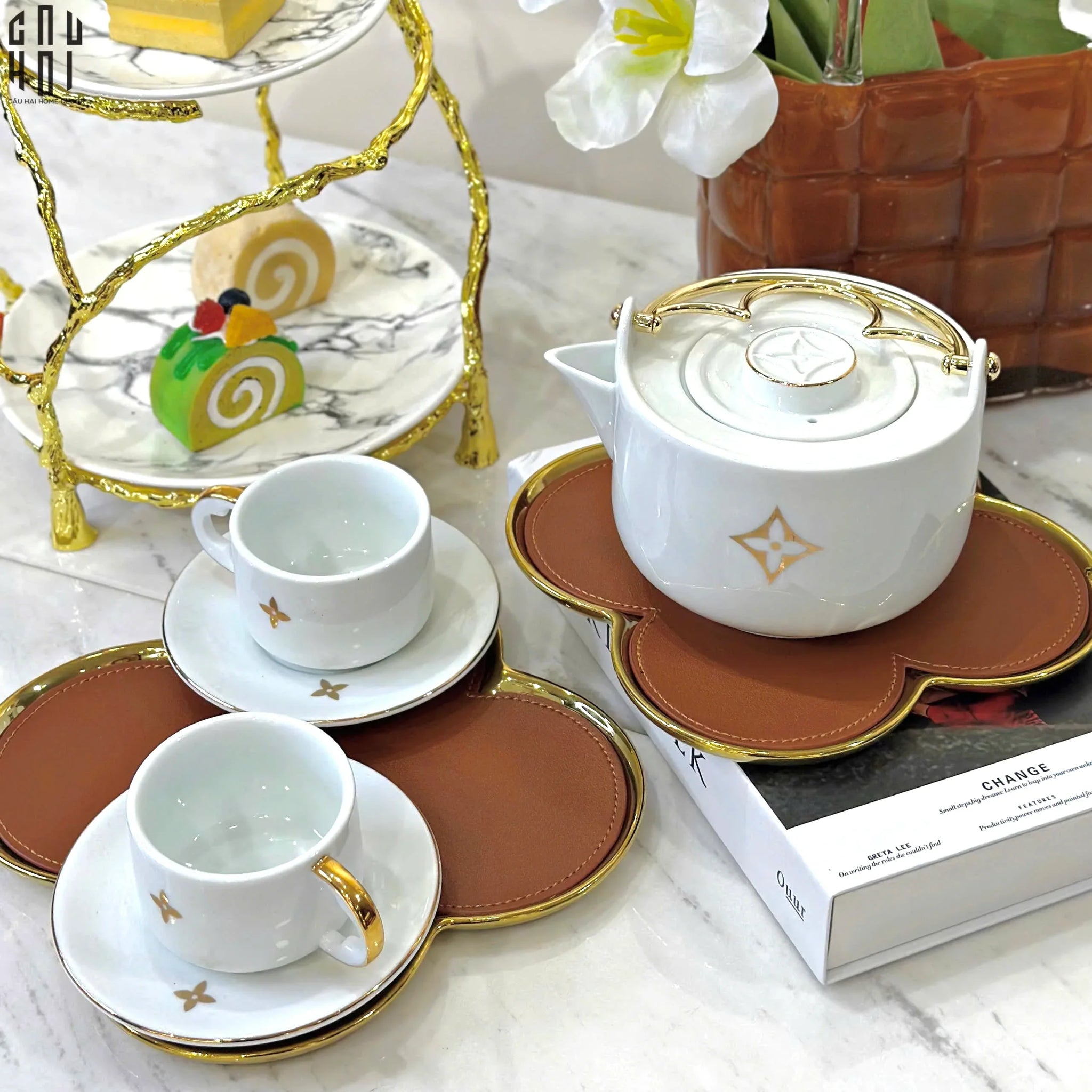 SET 2 ĐĨA SỨ BỌC DA LOUIS. V FLEUR DE MONOGRAM - GOLD VERSION-CẬU HAI HOME DECOR