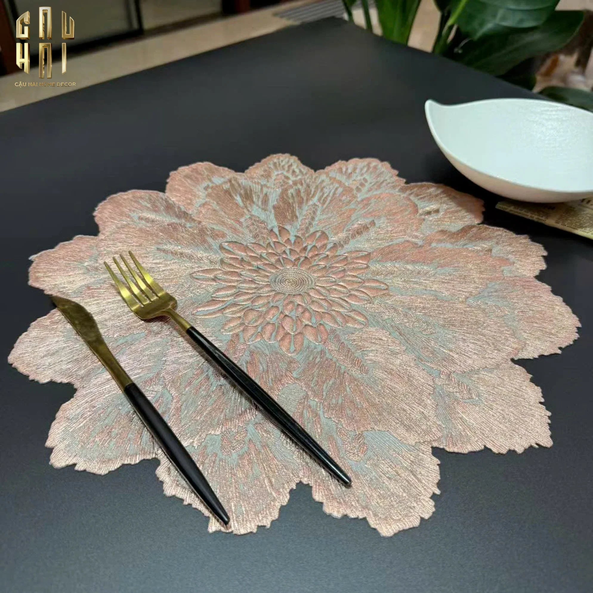 set-2-tam-lot-ban-an-placemat-crown-bloom-sale-50-cau-hai-home-decor-4 - CẬU HAI HOME DECOR