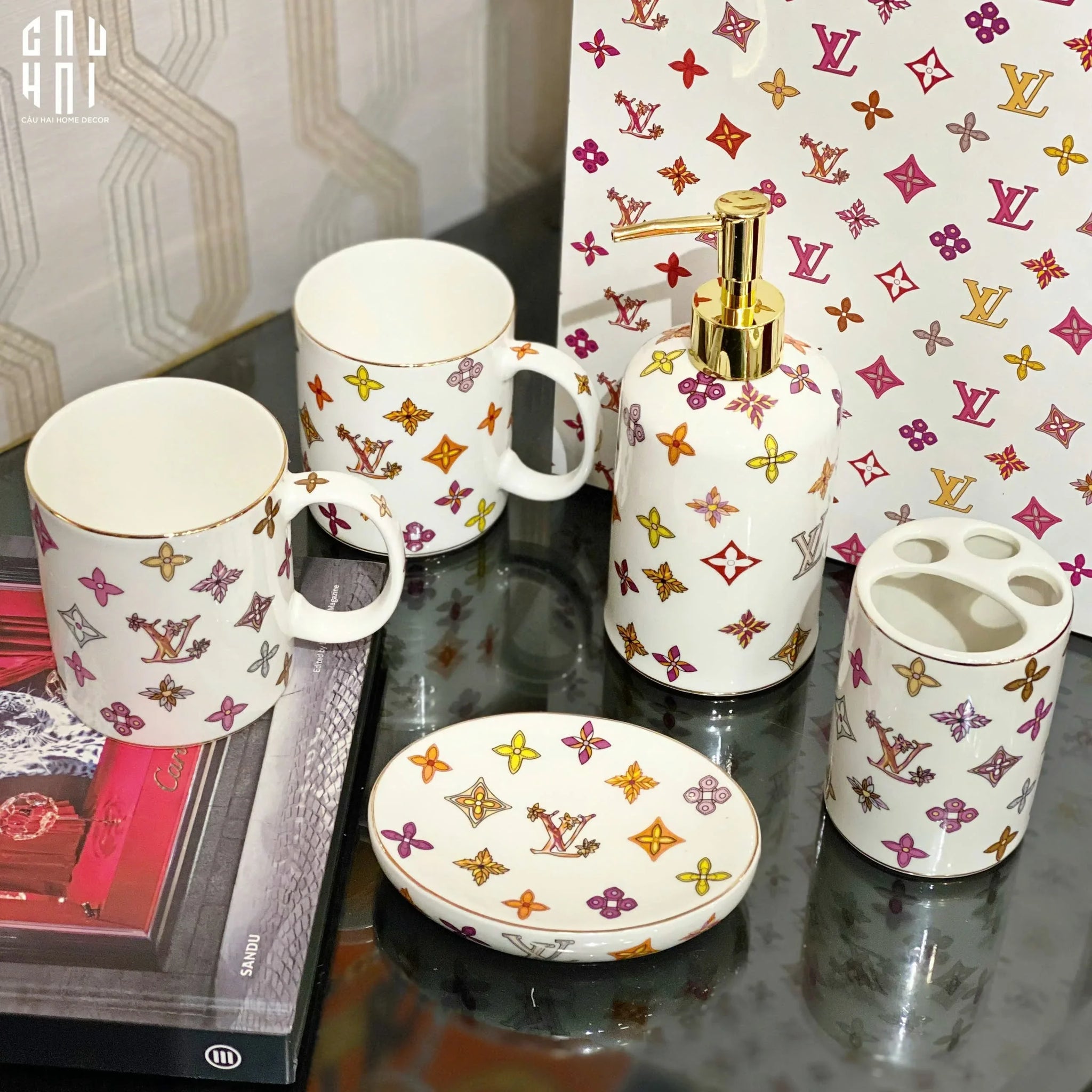 SET NHÀ TẮM LUXURY LOUIS. V MONOGRAM 5PCS - FULL BOX SS25-CẬU HAI HOME DECOR