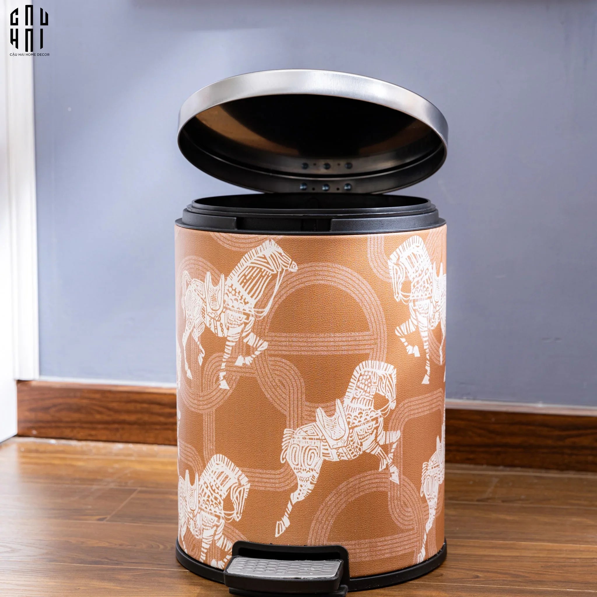 THÙNG RÁC DA WHITE HORSE 14L - BROWN-CẬU HAI HOME DECOR