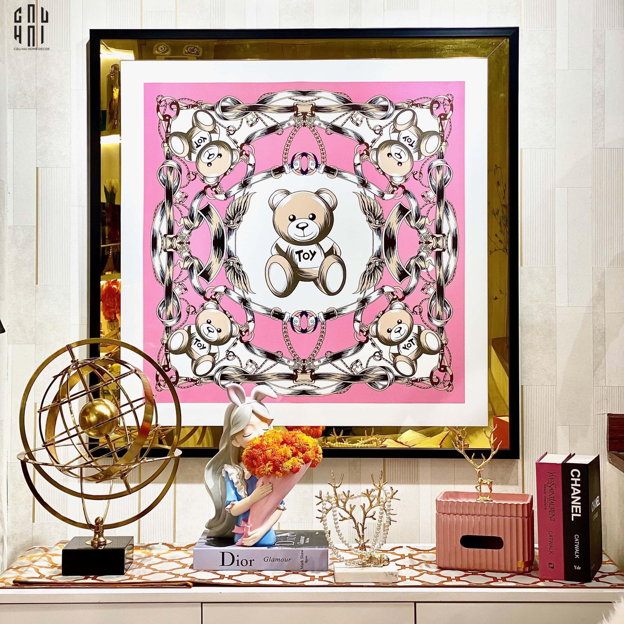 TRANH CANVAS PINKY BEAR 94X94CM - VIỀN GỖ CÓ KÍNH-CẬU HAI HOME DECOR