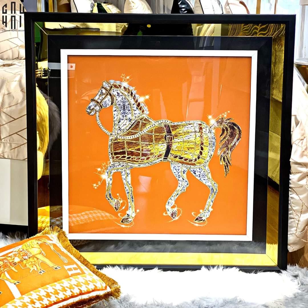 TRANH CANVAS TREO TƯỜNG H CHEVAL BLING BLING 95X95CM - KHUNG GỖ CÓ KÍNH-CẬU HAI HOME DECOR