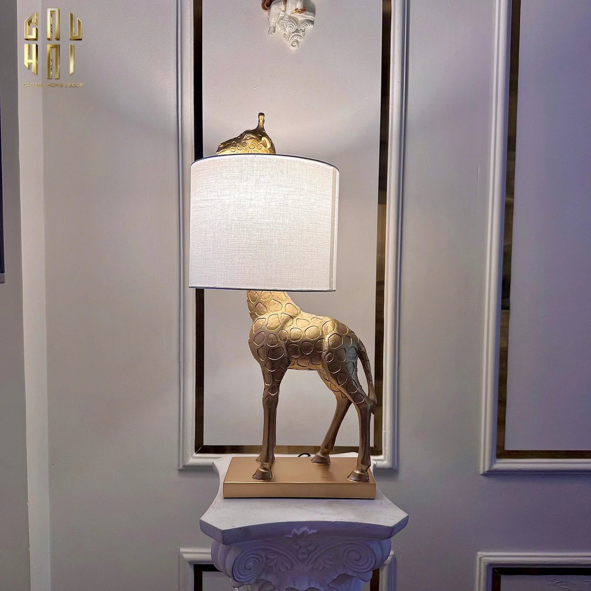 VILLA SONATA - ĐÈN BÀN GILDED GIRAFFE-CẬU HAI HOME DECOR