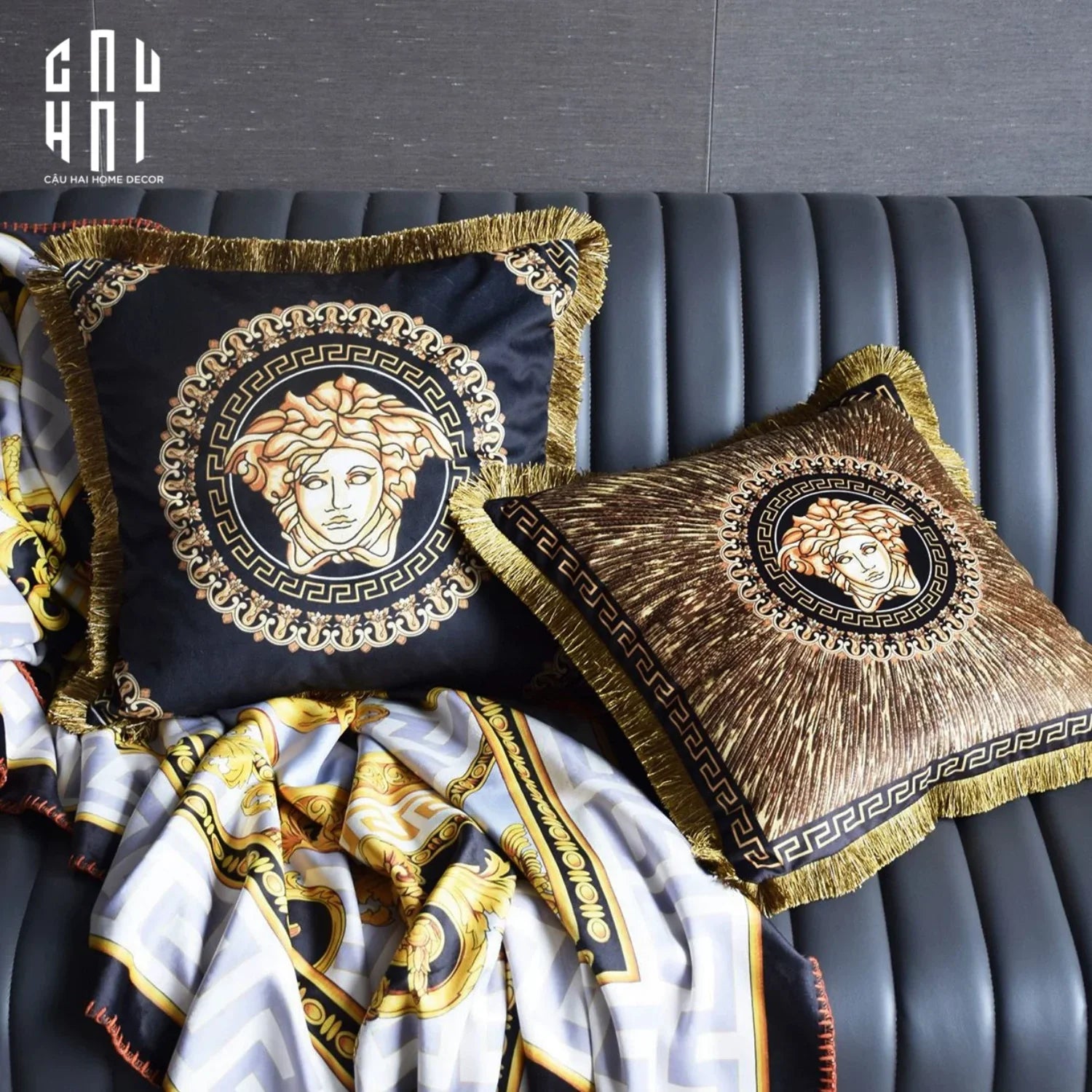 Vỏ Gối Nhung Chenille V Class. Medusa Amplified Logo 45. - Có Viền-CẬU HAI HOME DECOR