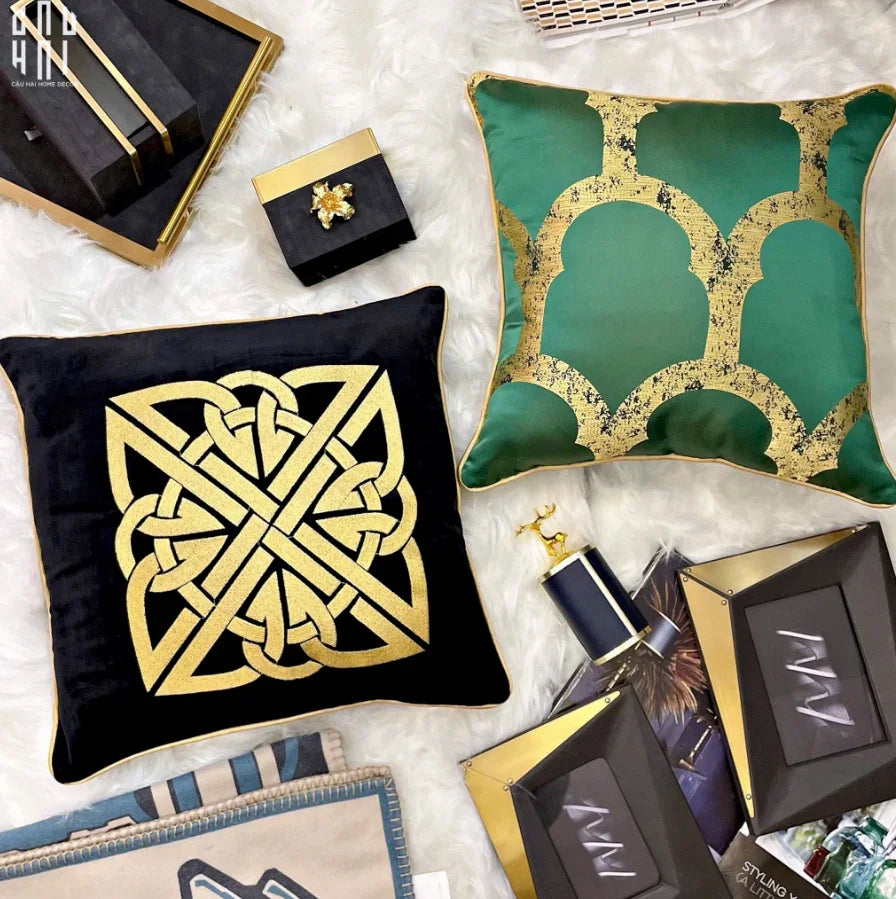 VỎ GỐI NHUNG HOẠ TIẾT THÊU MYSTIC EMERALD 45-CẬU HAI HOME DECOR