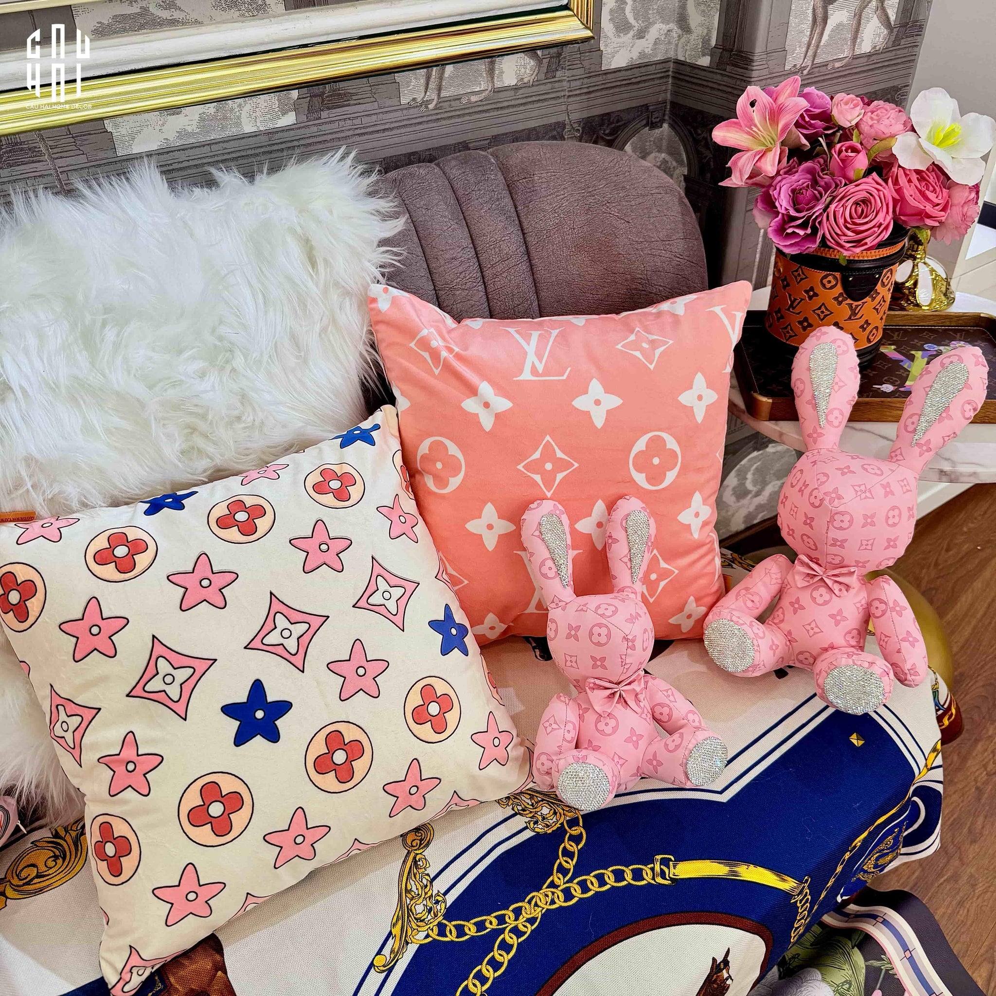 VỎ GỐI NHUNG LOUIS.V LIGHT PINK MONOGRAM 45.-CẬU HAI HOME DECOR