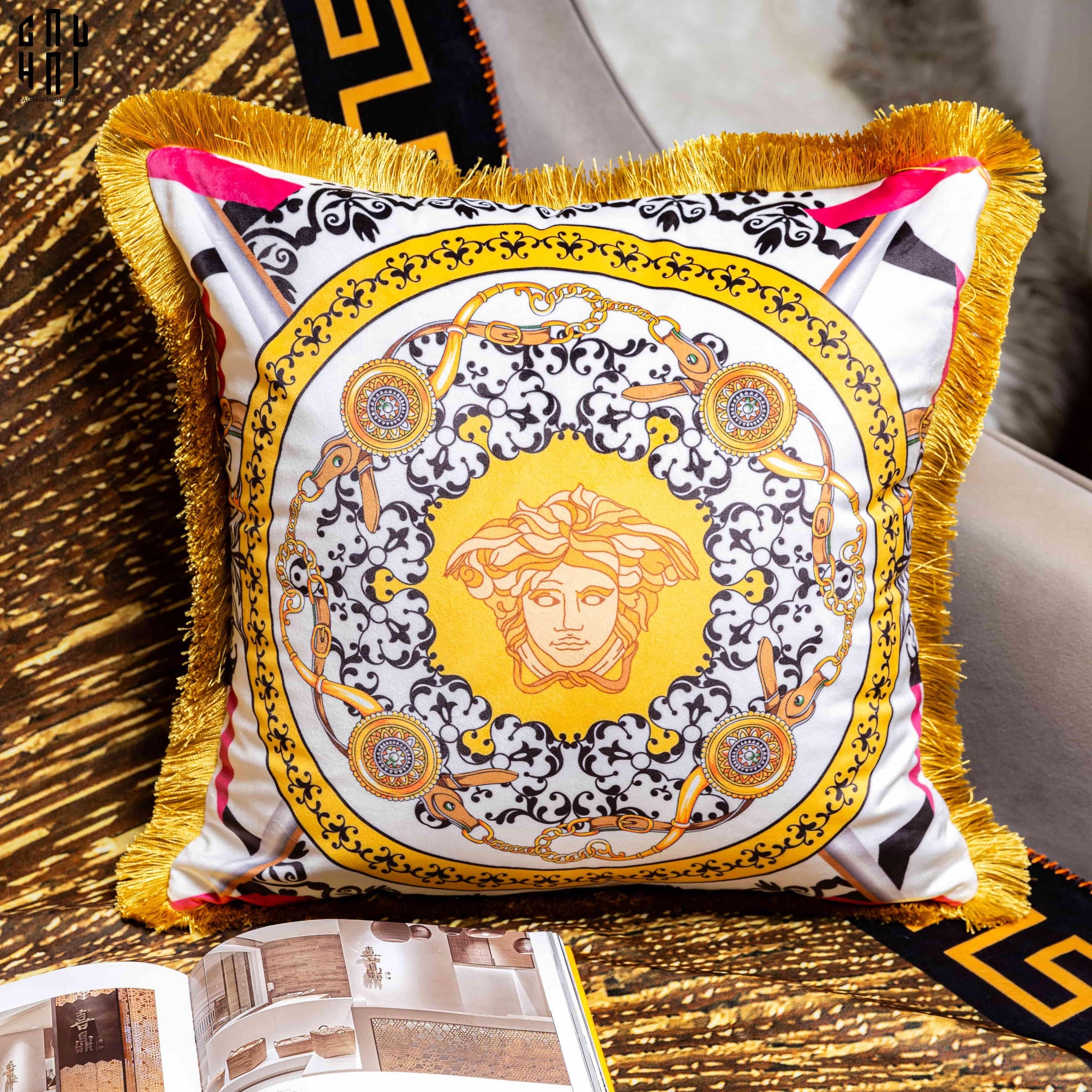 VỎ GỐI NHUNG MEDUSA HEAD PRINTED - WHITE 45.-CẬU HAI HOME DECOR