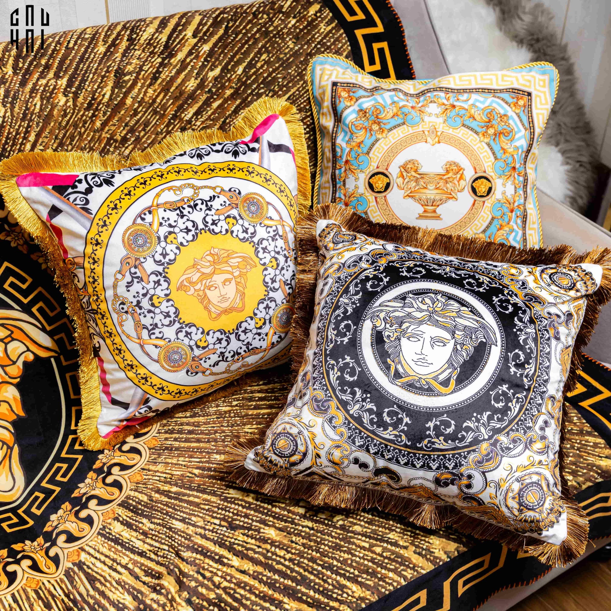 VỎ GỐI NHUNG MEDUSA HEAD PRINTED - WHITE 45.-CẬU HAI HOME DECOR