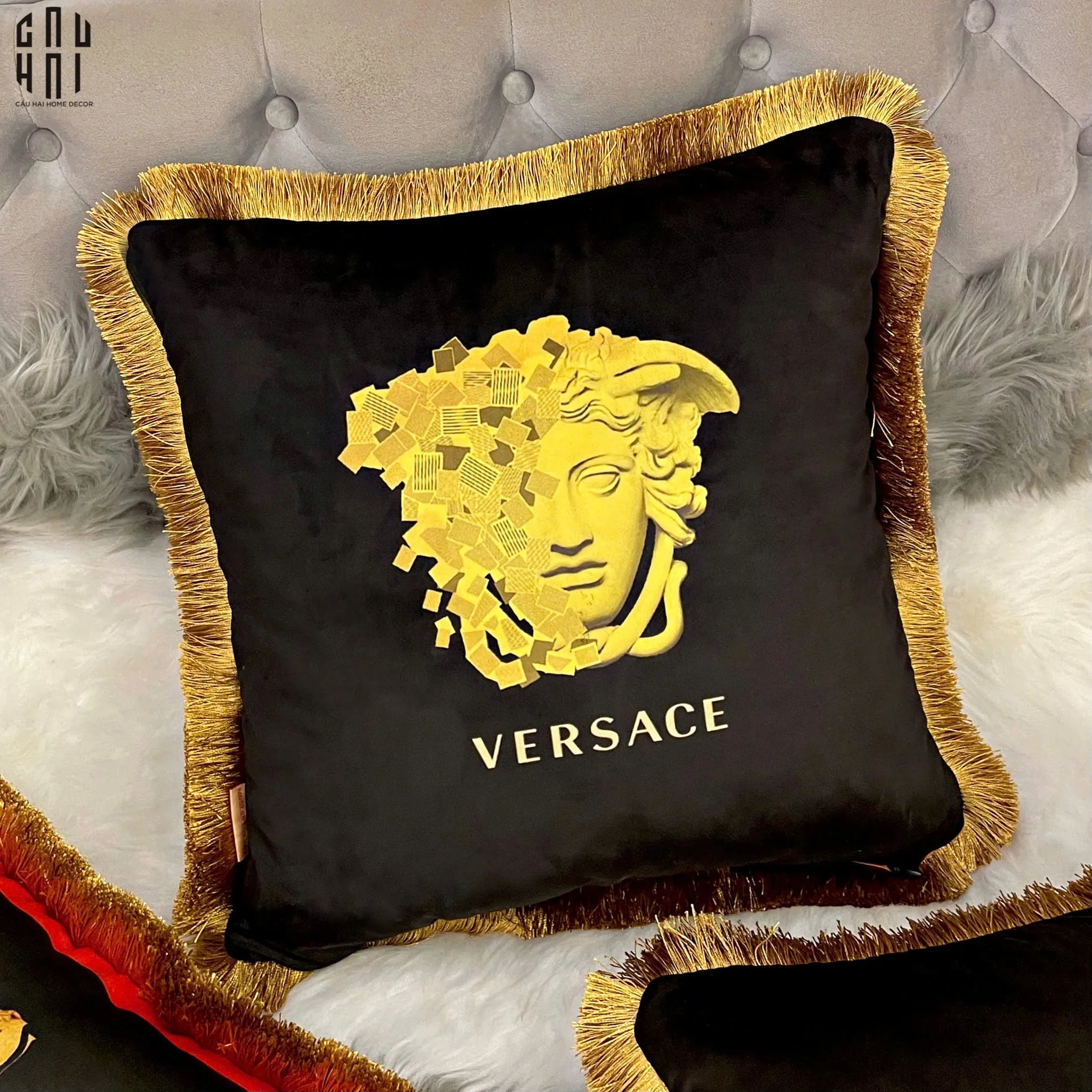 Vỏ Gối Nhung V Class Signature Medusa Hypnotic Eyes 45.-CẬU HAI HOME DECOR